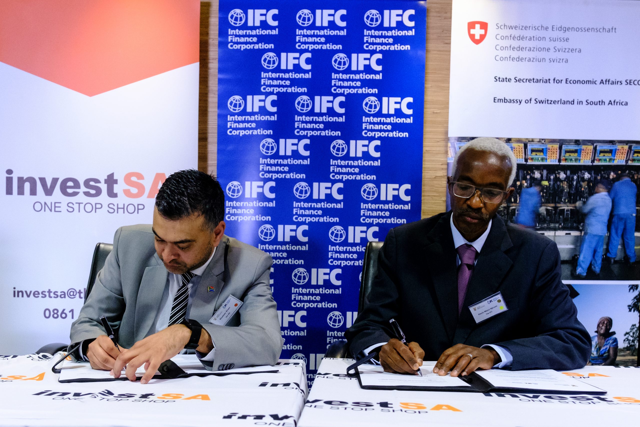 Mr. Shabeer Khan of the dtic and Mr. Kevin Njiraini of the IFC signing an agreement to advance red tape reduction and improve South Africa’s investment climate.